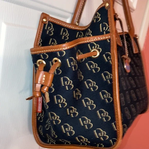 DOONEY & BOURKE BLACK & TAN SHOULDER BAG. VERY CLEAN! ALMOST LIKE NEW - Picture 3 of 15